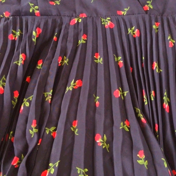Lulu's black midi pleated floral dress - Picture 4 of 8